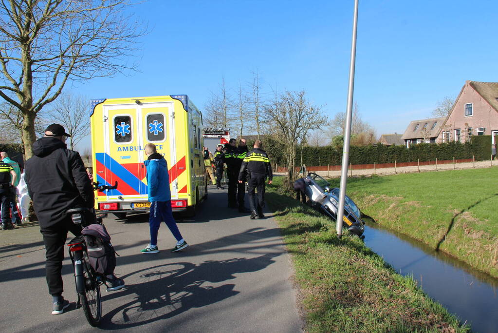 Personenauto raakt te water