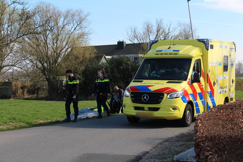 Personenauto raakt te water