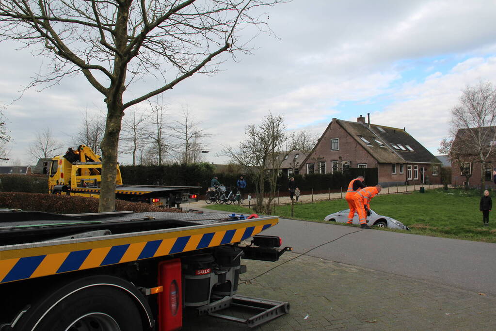 Personenauto raakt te water