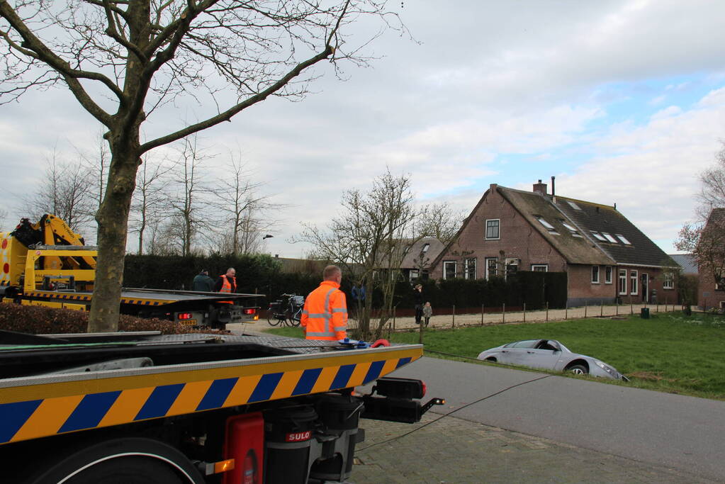 Personenauto raakt te water