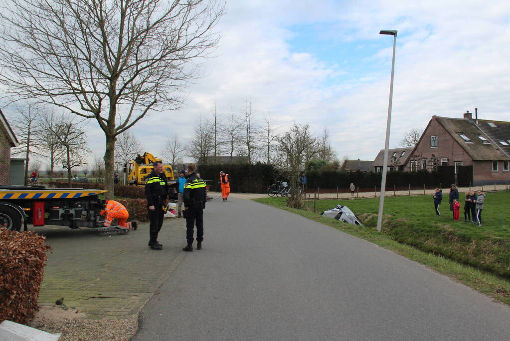 Personenauto raakt te water