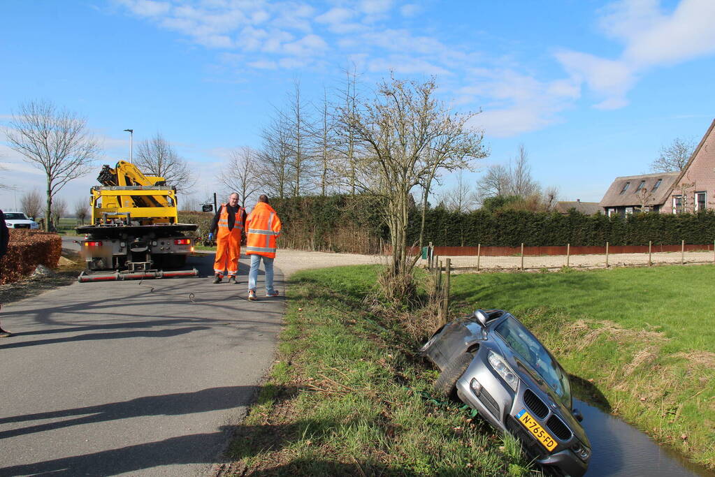 Personenauto raakt te water