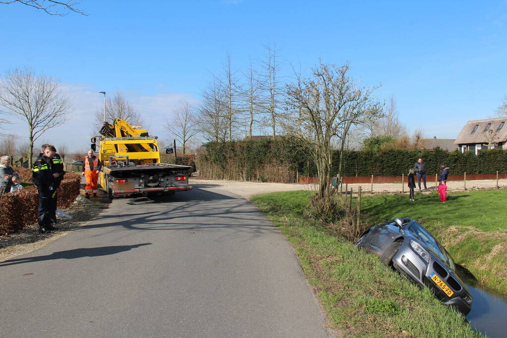 Personenauto raakt te water