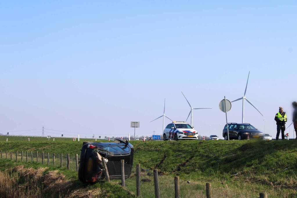 Auto raakte van talud op N33 bij Zuidbroek