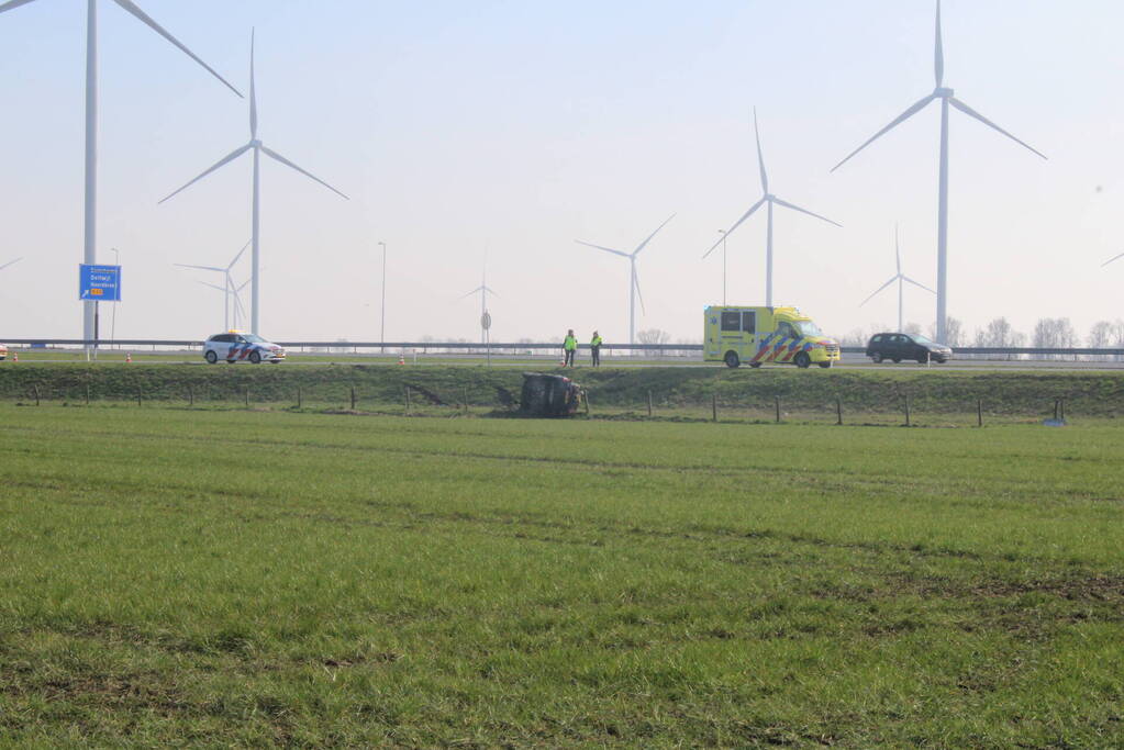 Auto raakte van talud op N33 bij Zuidbroek