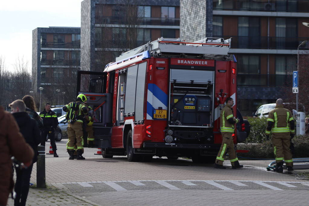 Auto brand af onder afdak