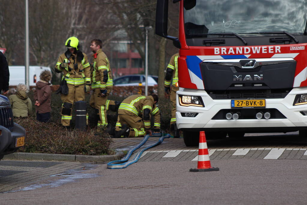 Auto brand af onder afdak