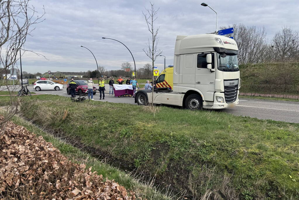 Vrachtwagen rijdt over benen van fietser heen