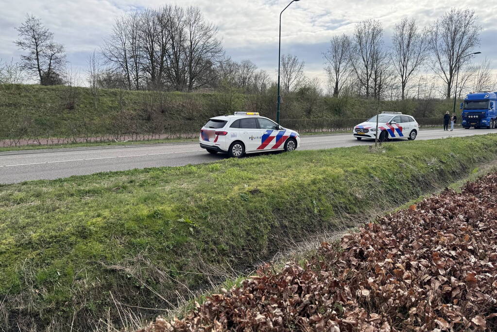 Vrachtwagen rijdt over benen van fietser heen