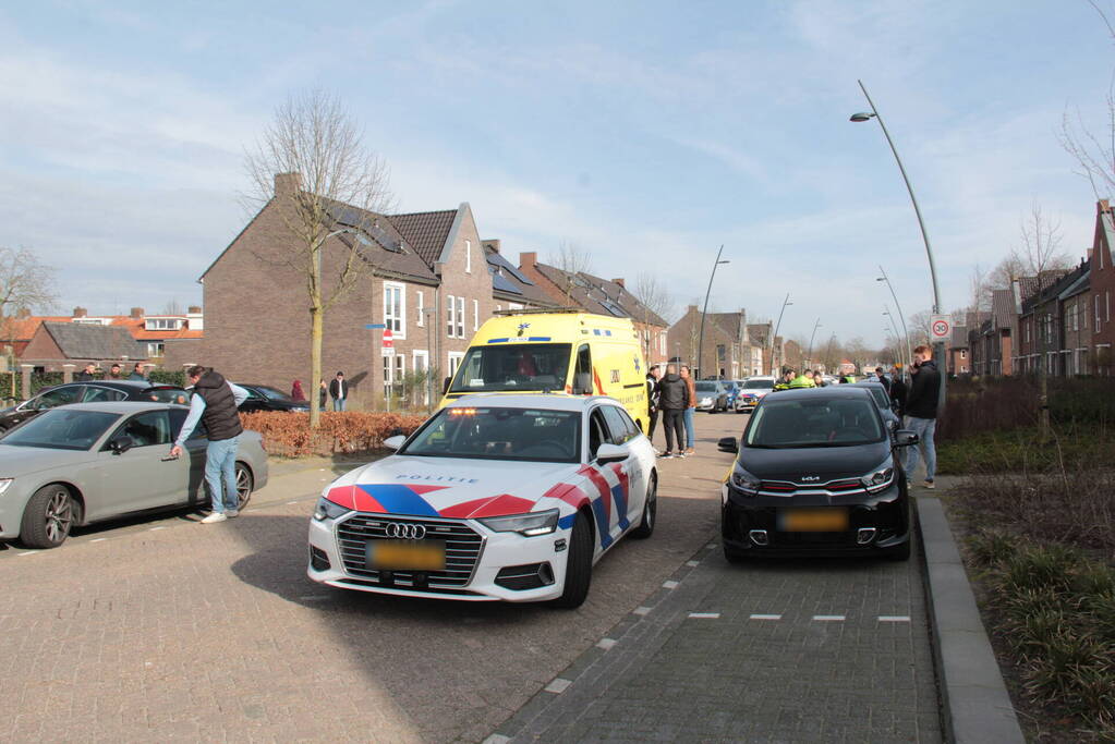 Motorrijder hard ten val in woonwijk