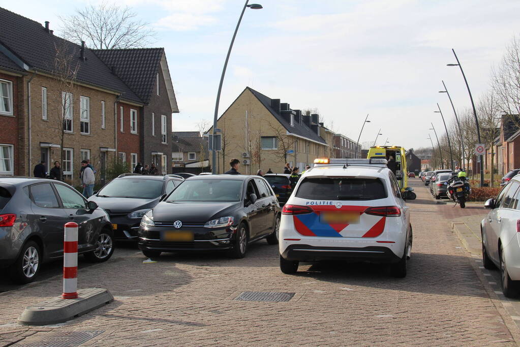 Motorrijder hard ten val in woonwijk