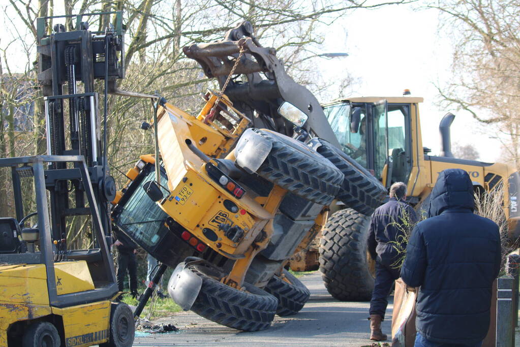 Graafmachine op z'n kant terechtgekomen