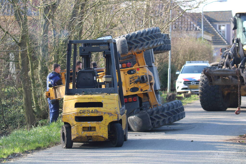 Graafmachine op z'n kant terechtgekomen