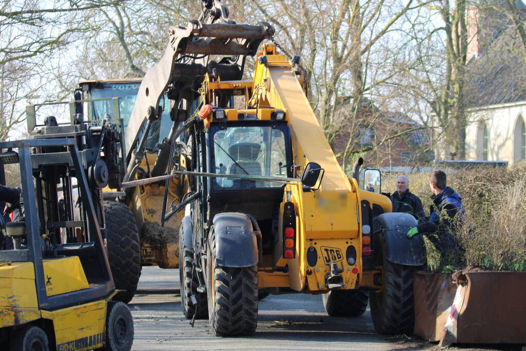 Graafmachine op z'n kant terechtgekomen