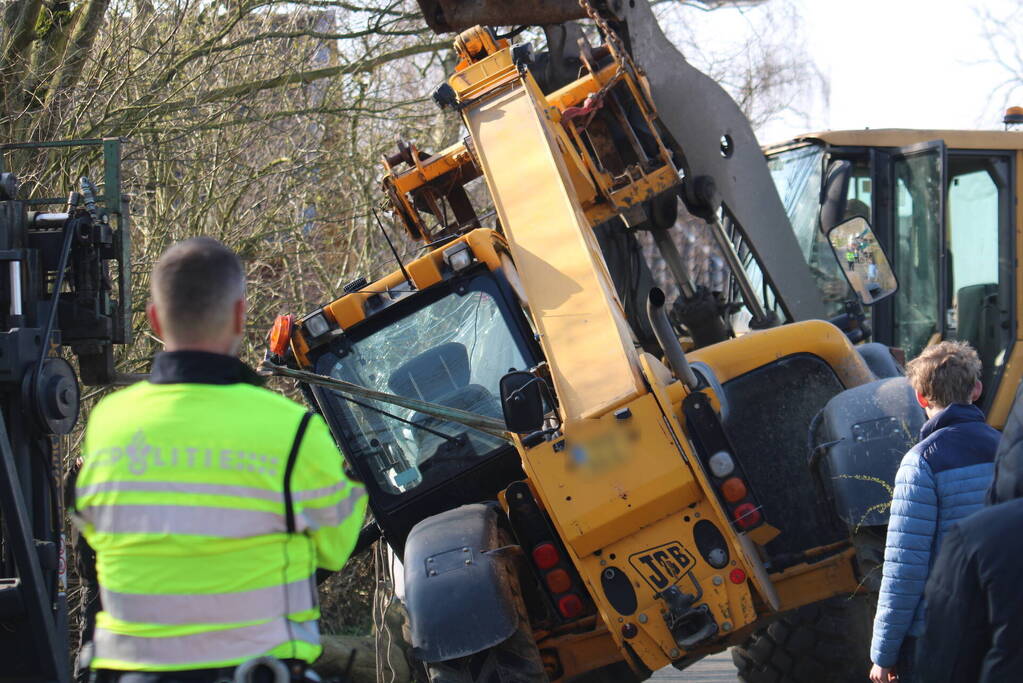 Graafmachine op z'n kant terechtgekomen