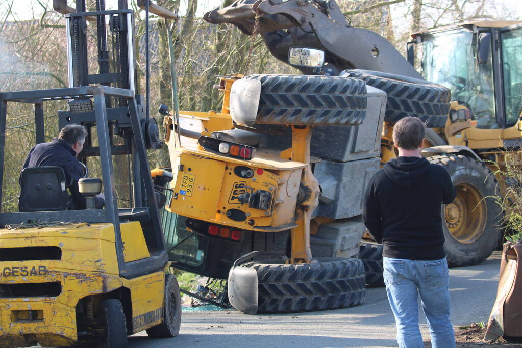 Graafmachine op z'n kant terechtgekomen