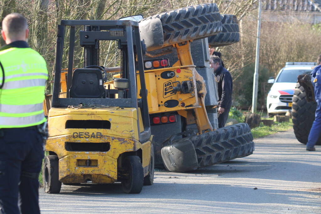 Graafmachine op z'n kant terechtgekomen