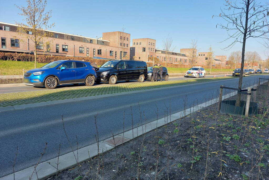 Meerdere voertuigen beschadigd na kop-staart aanrijding