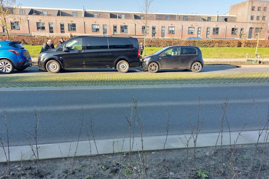 Meerdere voertuigen beschadigd na kop-staart aanrijding