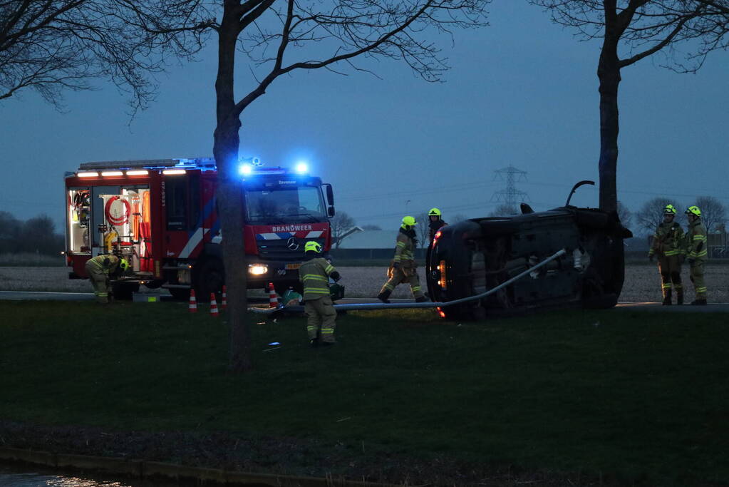 Personenauto belandt op zijn zijkant na ongeval