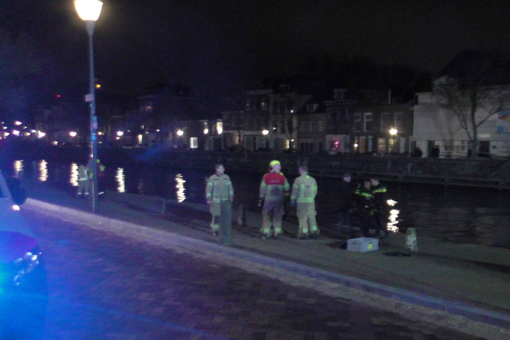 Persoon uit het water gered door politie en omstanders