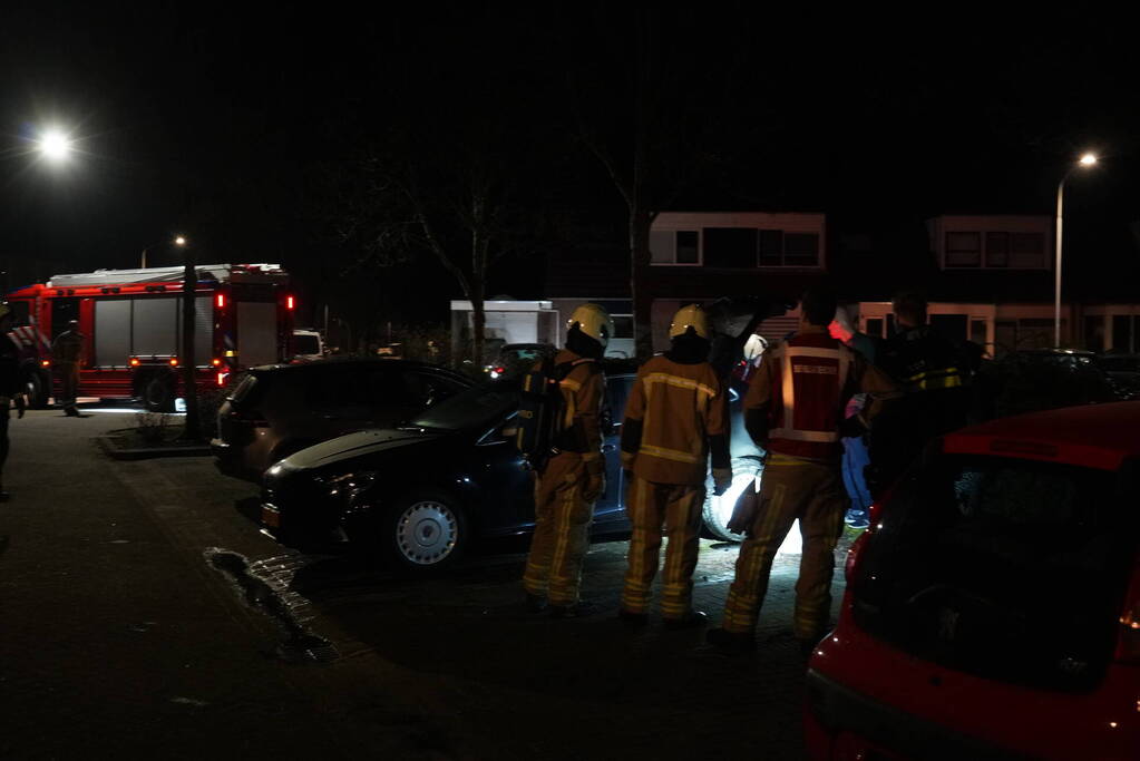 Geparkeerde auto vliegt in brand