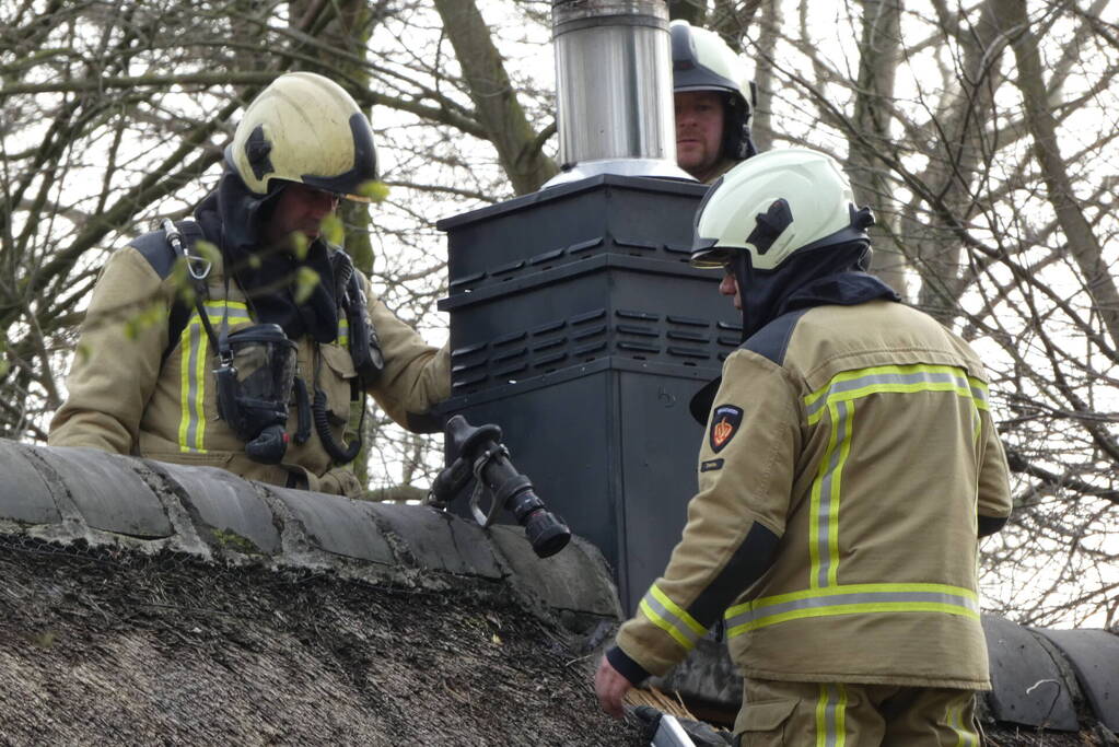 Brand in schoorsteen verwoest rietendak