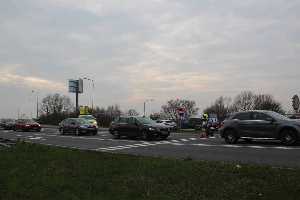 Twee voertuigen afgesleept na kop-staartaanrijding