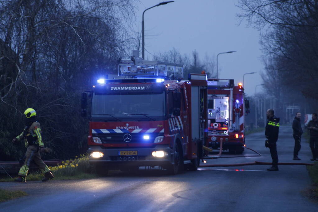 Brand in dak van woning
