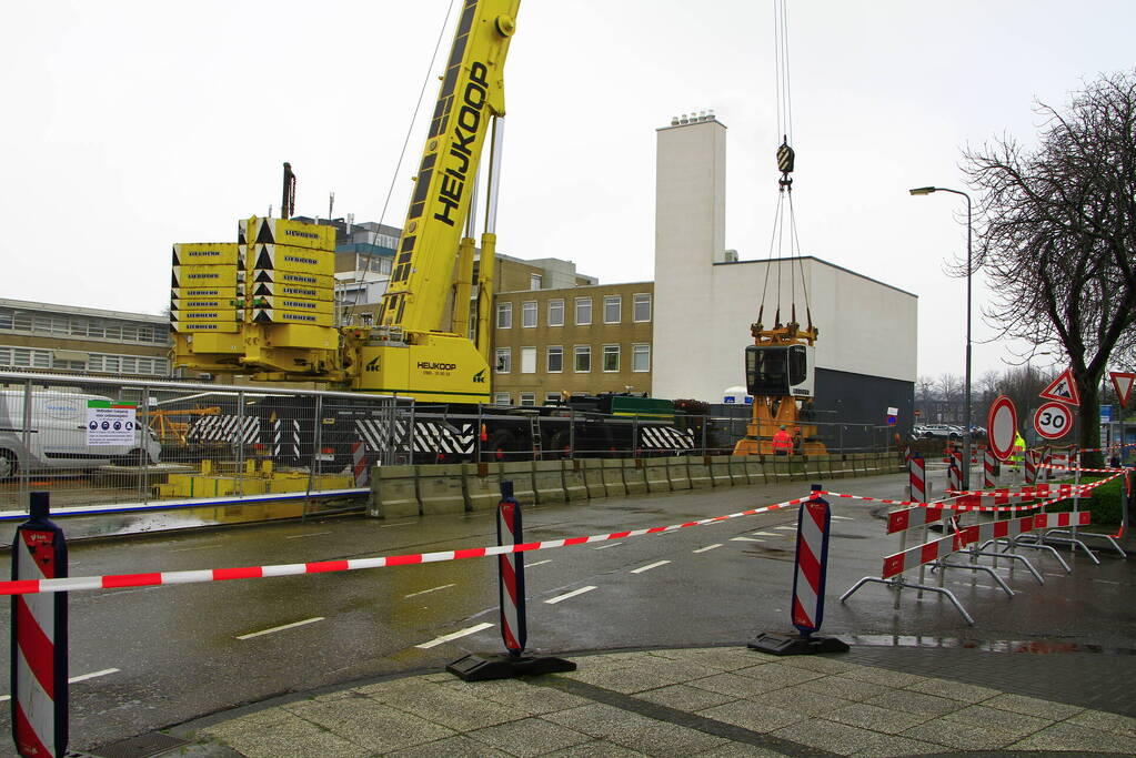 Weg afgesloten vanwege opbouw torenkraan voor nieuwbouw ziekenhuis