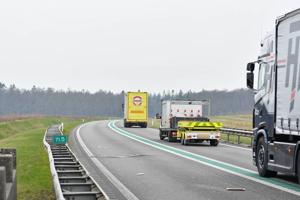 Meerdere auto's met lekke banden vanwege afgevallen lading
