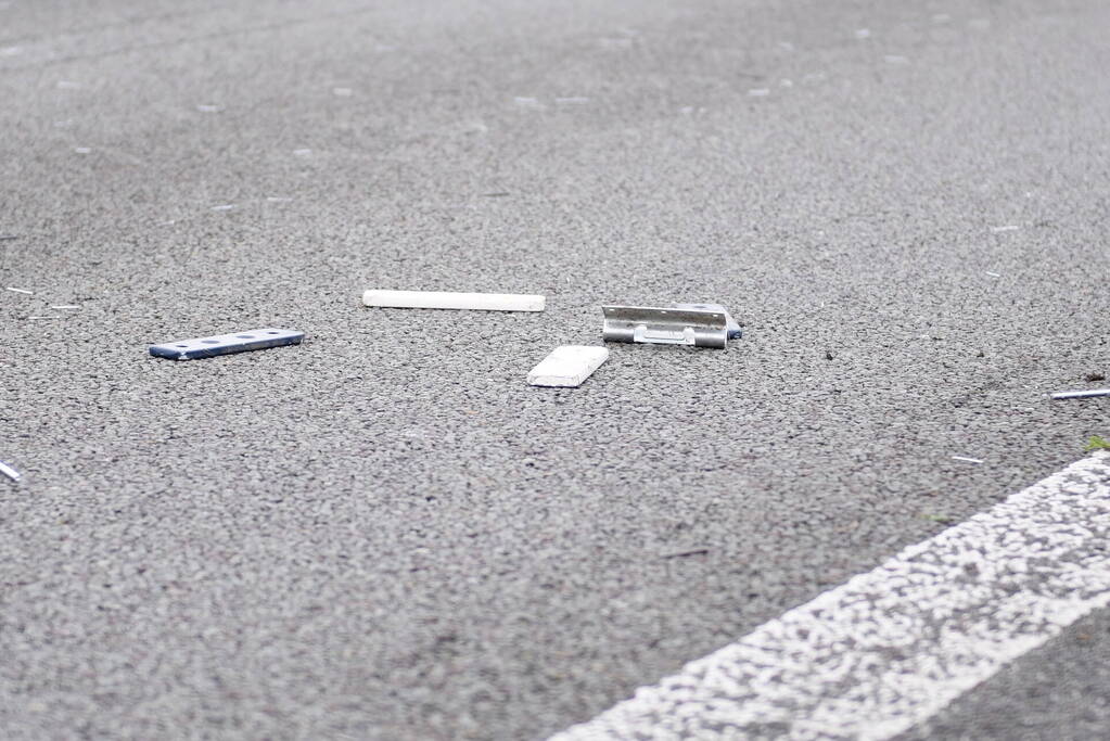 Meerdere auto's met lekke banden vanwege afgevallen lading