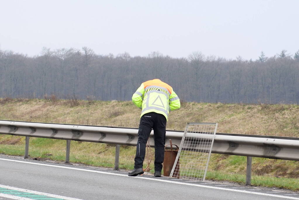 Meerdere auto's met lekke banden vanwege afgevallen lading
