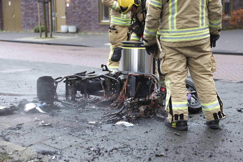 Deelscooter volledig verwoest door brand