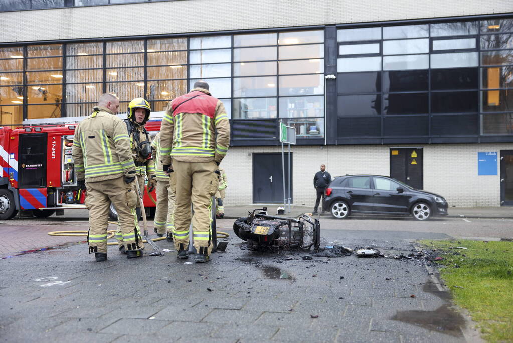 Deelscooter volledig verwoest door brand