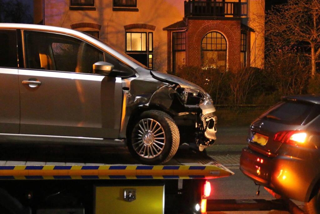 Automobilist botst op geparkeerde auto