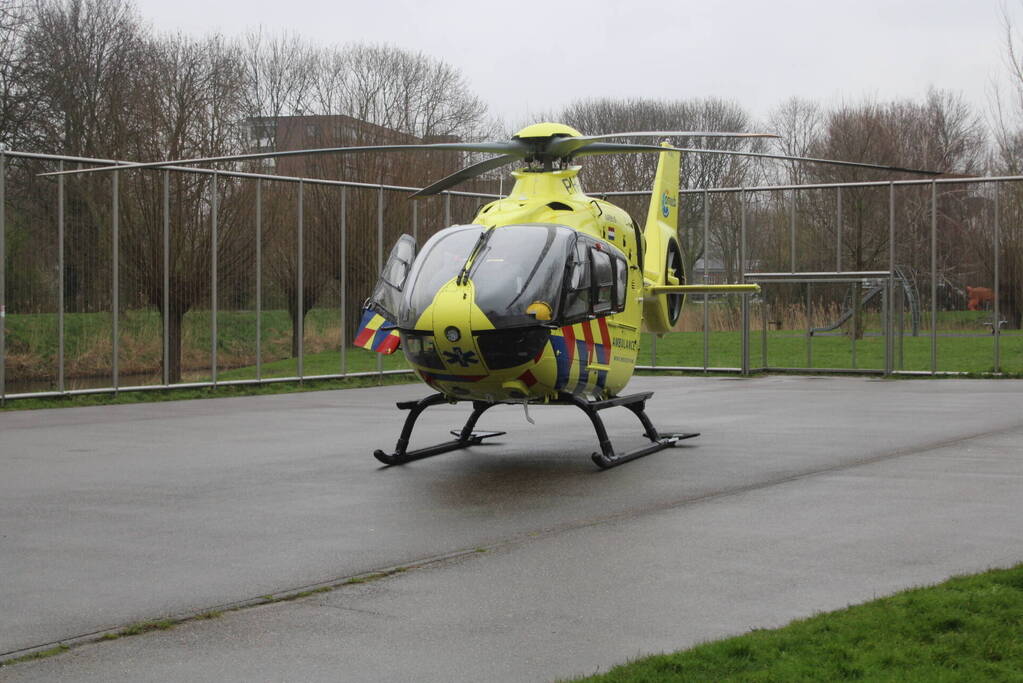 Traumahelikopter landt voor medische noodsituatie