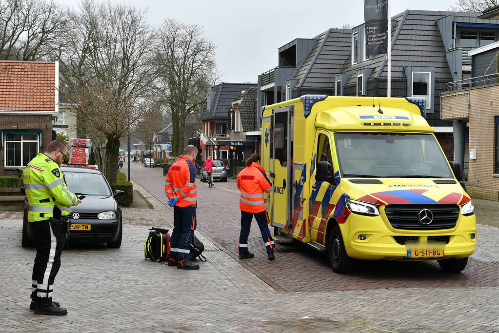 Fietser schrikt van auto en komt hard ten val