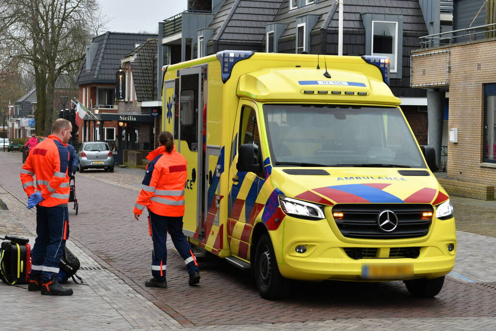 Fietser schrikt van auto en komt hard ten val