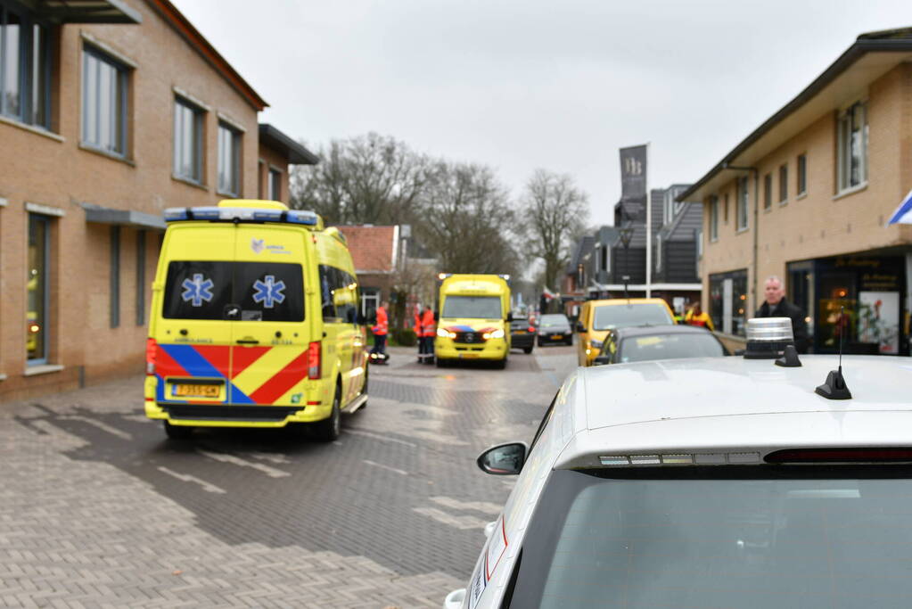 Fietser schrikt van auto en komt hard ten val