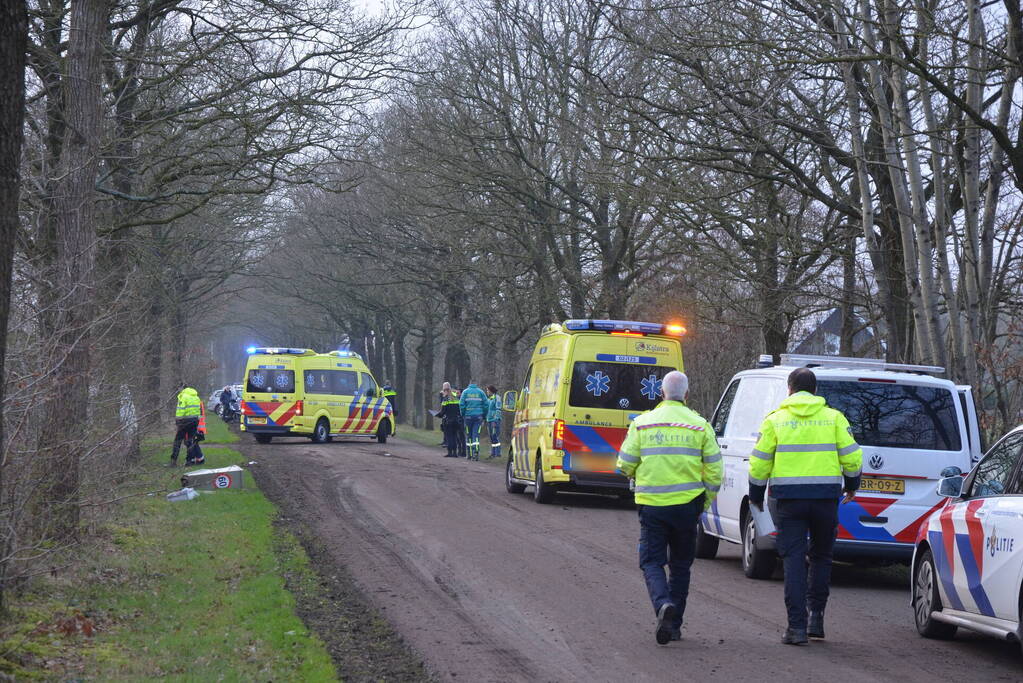 Bestuurder ernstig gewond bij botsing met boom