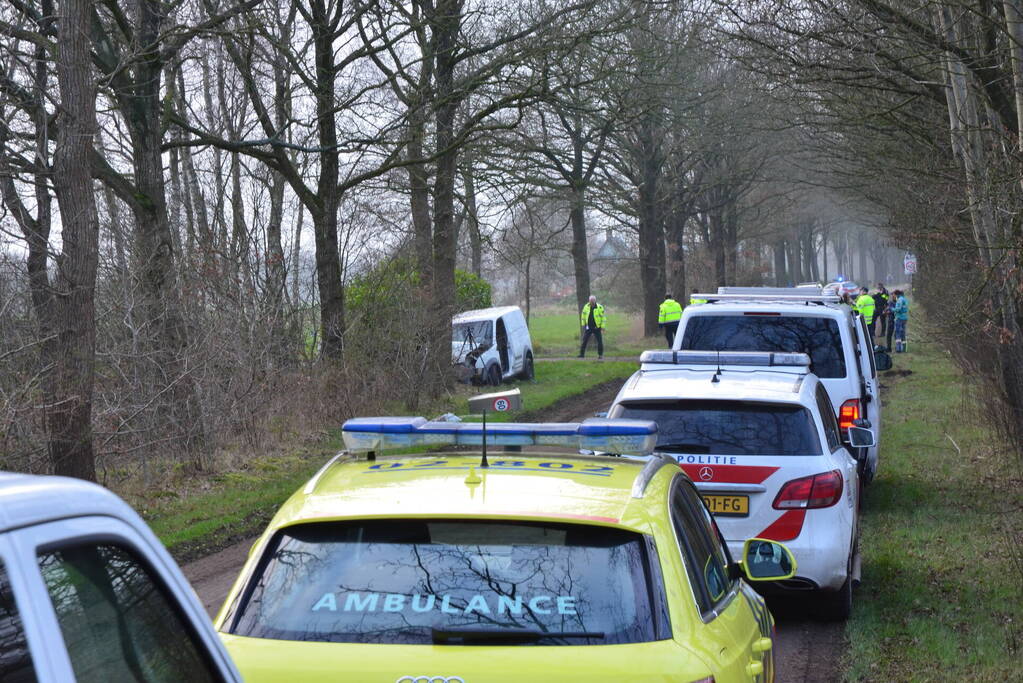 Bestuurder ernstig gewond bij botsing met boom