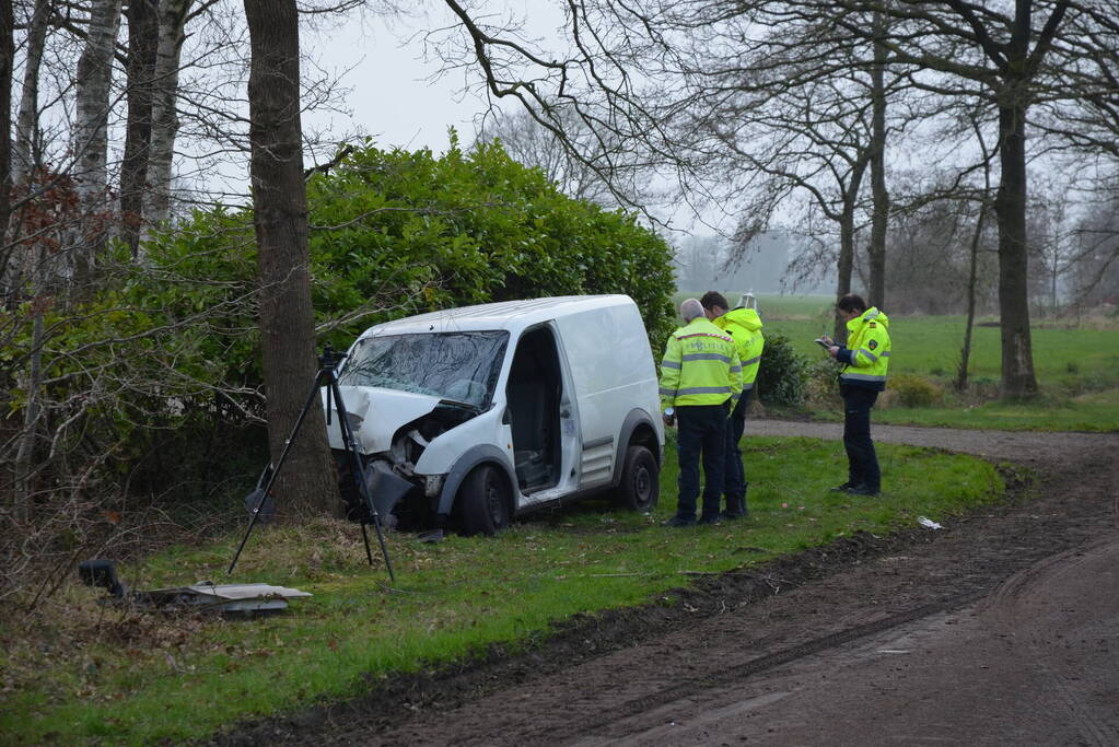 Bestuurder ernstig gewond bij botsing met boom