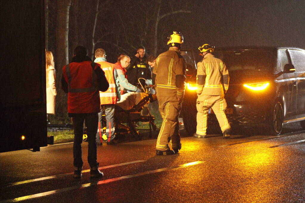 Auto belandt in sloot, vrouw gewond naar ziekenhuis