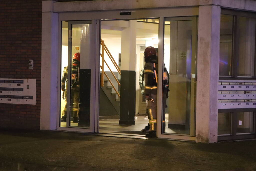 Brand in flatwoning snel onder controle