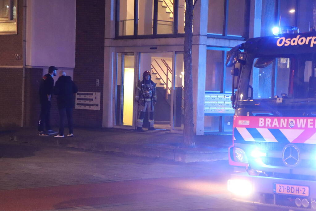Brand in flatwoning snel onder controle