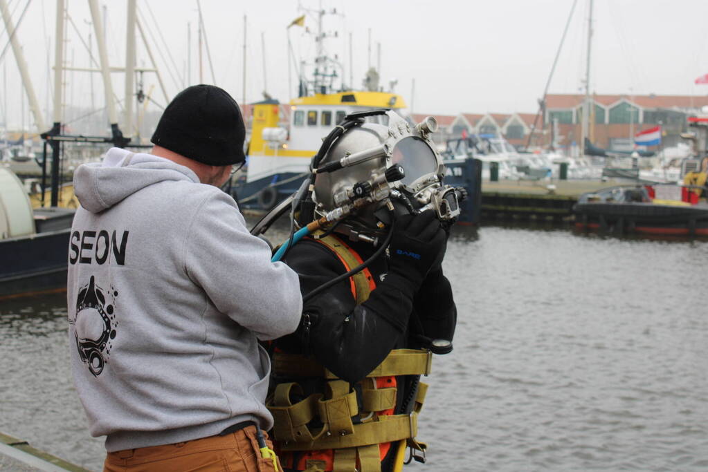 Bestelbus gaat volledig kopje onder