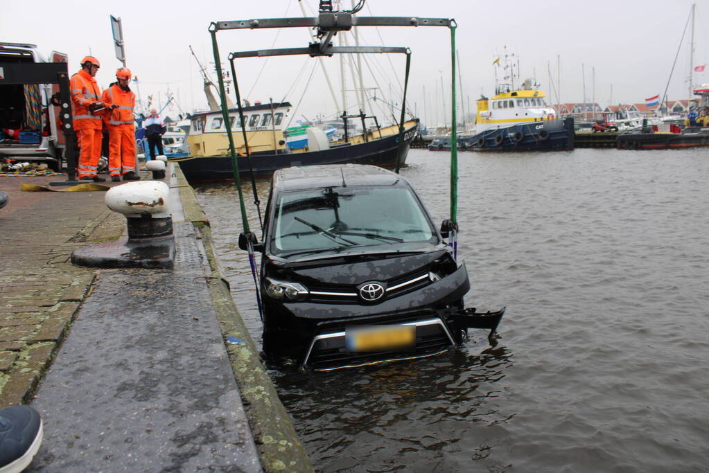 Bestelbus gaat volledig kopje onder