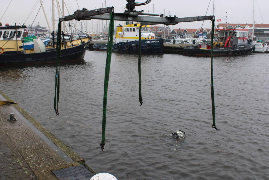 Bestelbus gaat volledig kopje onder