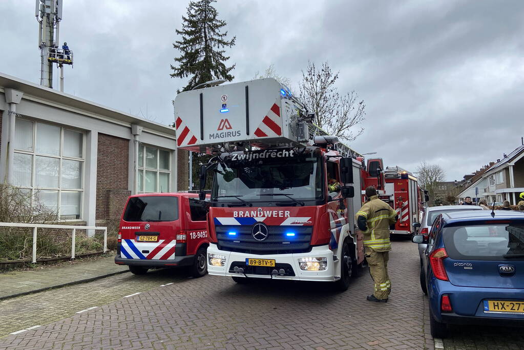 Brand op dak snel onder controle